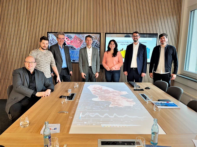 Melis Sekmen (MdB) zu Besuch bei der Smart City Mannheim. V.l.n.r.: Marcus Geithe, Nils Ehrlich, Carsten Südmersen, Dr. Robert Thomann, Melis Sekmen, Johannes Müller, Moritz Bischof