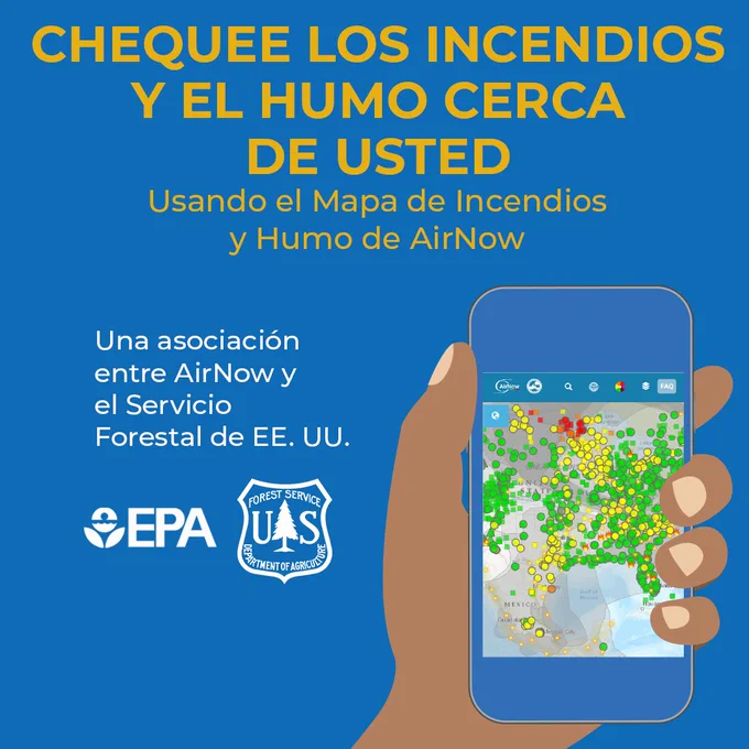 Chequee los incendios y el humo cerca de usted usando el Mapa de Incendios y Humo de AirNow. Una asociación entre AirNow y el Servicio Forestal de EE. UU.” Una mano sosteniendo un teléfono inteligente utilizando la aplicación de AirNow con el Mapa de Incendios y Humo en la pantalla. El logotipo de la EPA y el logotipo del Servicio Forestal de EE. UU.