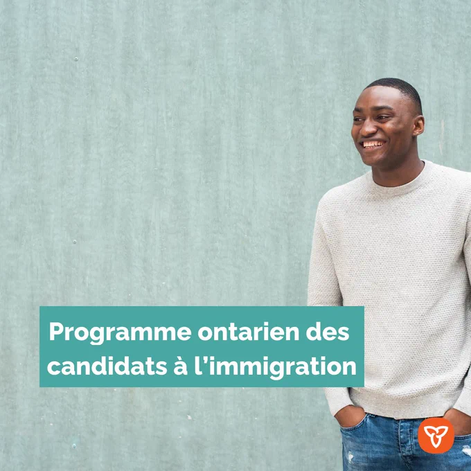 un homme souriant