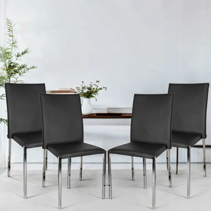 4 sillas en negro en salón en blanco con plantas naturales