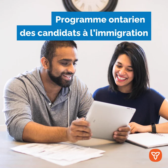 Deux personnes examinant des documents
