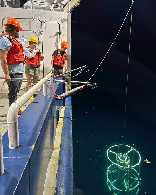 📸 This shot captures a nighttime deployment of a 12-plume CTD by MATE Intern Josie Adams aboard the #RVEndeavor during cruise EN719, led by chief scientist Chad Smith, last summer. Also featured is #URIGSO marine tech Bonny Clarke, who is crucial in supporting these science missions! 