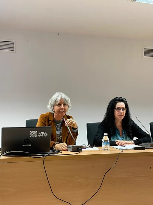 Barbara Arfè presenta su comunicación en el congreso junto a Laura Carlucci.
