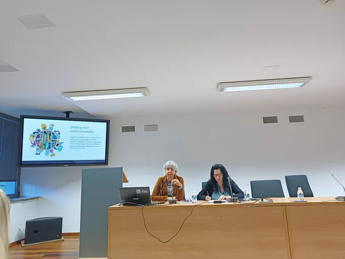 Barbara Arfè presenta su comunicación en el congreso junto a Laura Carlucci.