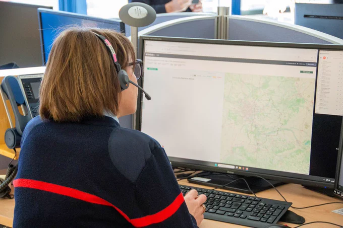 Une sapeur-pompier répond à un appel de secours avec le nouvel outil NEXSIS