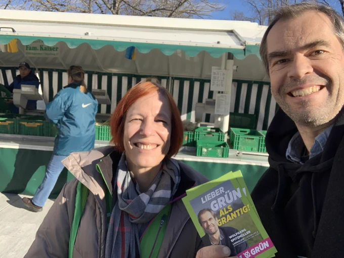 Landtagsabgeordneter Wolfgang Spitzmüller und Irmi Salzer beim Wahlkampf auf dem Oberwarter Bauernmarkt