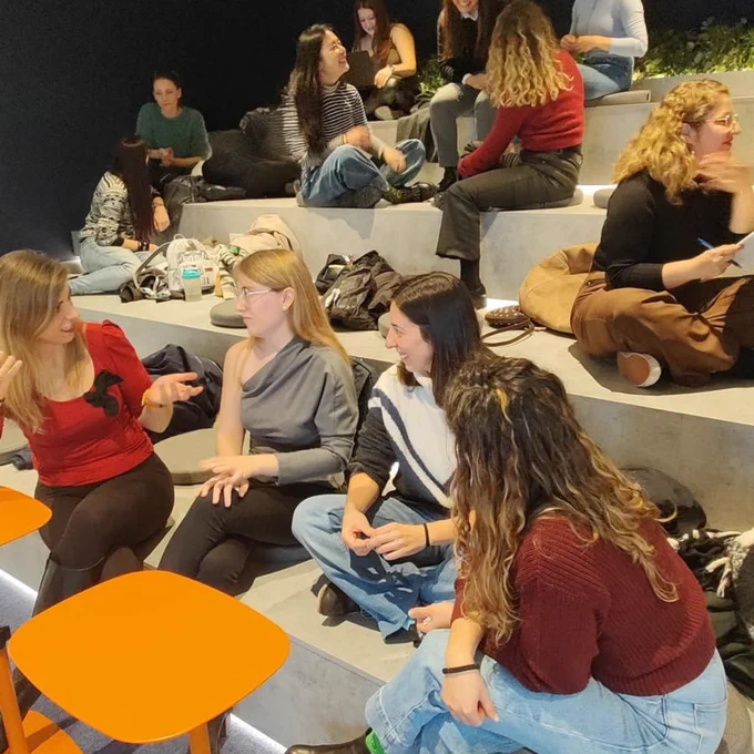 Las chicas de Tech SHEssions divididas en grupos en el auditorio haciendo los roleplays.