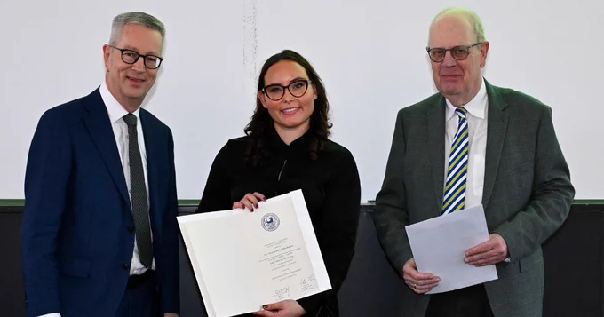 Günter M. Ziegler (President of Freie Universität Berlin), Helena Kremp, Matthias Dannenberg (Chairman of Ernst Reuter Gesellschaft / ERG), fltr | Photo © Freie Universität Berlin / Christoph Assmann