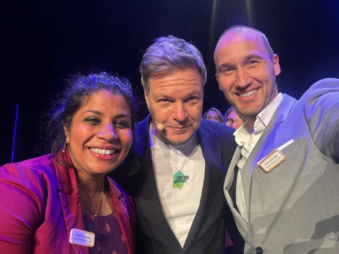Dr. Gopika Suresh, Dr. Robert Habeck and Alexander Epp at the de:hub award