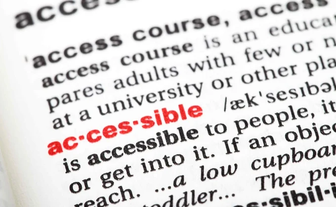 Photo d'une page de dictionnaire, centrée sur le mot anglais 'accessible'. Photo : © Getty Images / istockphoto.com / 1001gece
