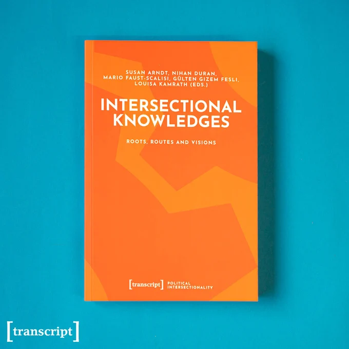 Das Buch-Cover von »Intersectional Knowledges« auf hell blauem Hintergrund.