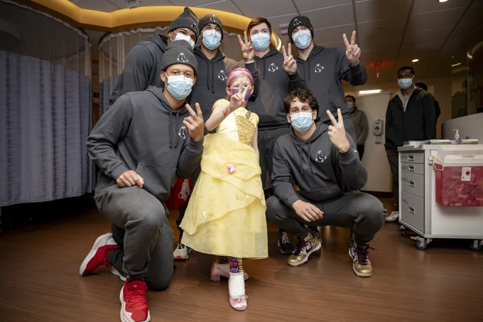 Jhostynxon Garcia, Carlos Narváez, Hunter Dobbins, David Sandlin, Kristian Campbell and Roman Anthony pose with a young patient at The Jimmy Fund.