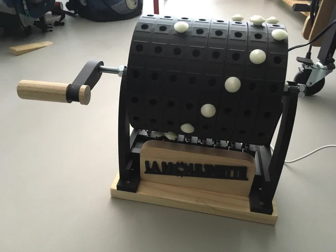 Photo d’une boite à musique electro-mécanique créée par Yves Paubert, enseignant des CM de l’école Jacques-Yves Cousteau à Plougonven