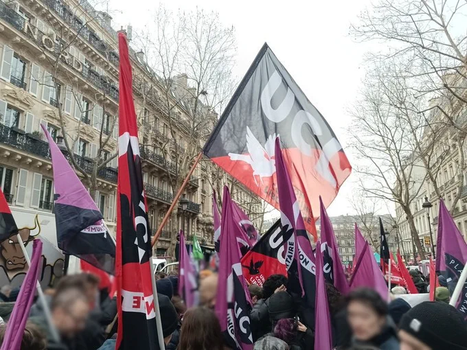 Début de la manif à la gare du nord, le cortège UCL est compacte avec une 15aine drapeaux visibles dont le grand format qui ressort de la foule.