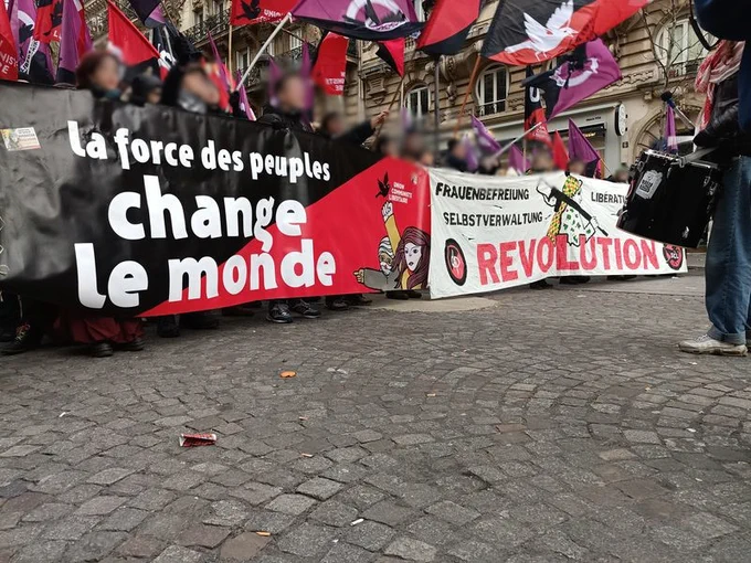 Côte à côte les banderoles UCL et Die Platfform sous une marée de drapeaux, tout à droite devant, le tom au milieu des mégaphones UCL.