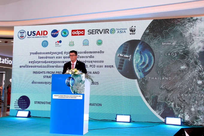 Michael McCord, Country Representative, USAID/Laos during his opening remarks at the SERVIR Southeast Asia (SERVIR SEA) Learning Exchange and Public Event, organized under the Trilateral Transboundary Air Quality Management Project – a partnership among
USAID, the Thailand International Cooperation Agency (TICA), and the Natural Resources and Environment Statistic and Research Institute (NRERI) of the Laos Ministry of Natural Resources and Environment (MONRE). This event is also co-organized by the USAID Mekong for the Future implemented by WWF.