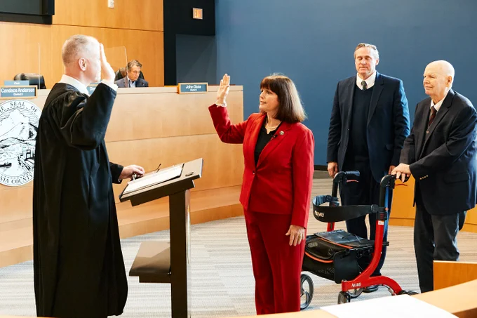 La supervisora Candace Andersen tomó juramento como presidenta de la junta en las Cámaras de la Junta en Martinez, California, el martes 14 de enero de 2025.