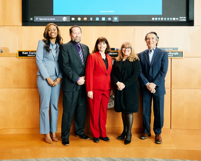 (De izquierda a derecha) La supervisora Shanelle Scales-Preston, el supervisor Ken Carlson, presidenta de la junta, la supervisora Candace Andersen, vicepresidenta la supervisora Diane Burgis, y el supervisor John Gioia posan para una foto en las Cámaras de la Junta en Martinez, California, el martes 14 de enero de 2025.
