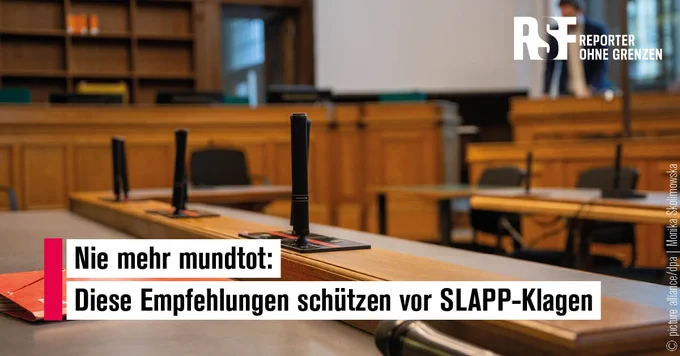 Ein Gerichtssaal ist abgebildet.