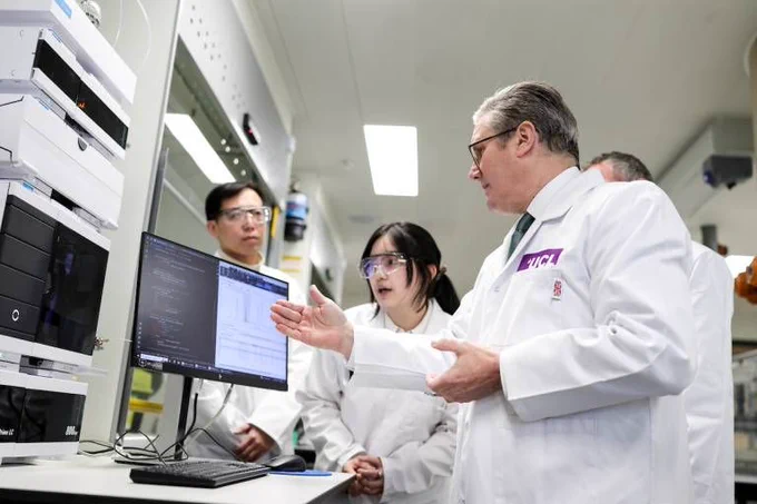 Sir Keir and Mr Kyle talk to Dr Valerio Modugno (UCL Computer Science), Dr Dian Ning Chia and Dr Fanyi Duanmu (both UCL Chemical Engineering) at the Manufacturing Futures Lab.