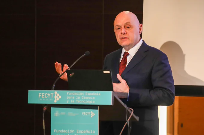 Johan Rooryck y Pierre Mounier durante sus intervenciones
