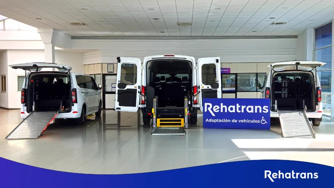 tres vehículos adaptados en las instalaciones de Rehatrans