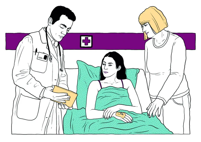 Eine Person liegt in einem Krankenbett. Links von ihr zeigt ihr ein Arzt ein Bild, rechts von ihr steht ihre Begleitperson.
