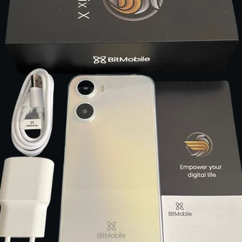 The Phēnix X box with smartphone, charger, charging cable, user guide and protective casing