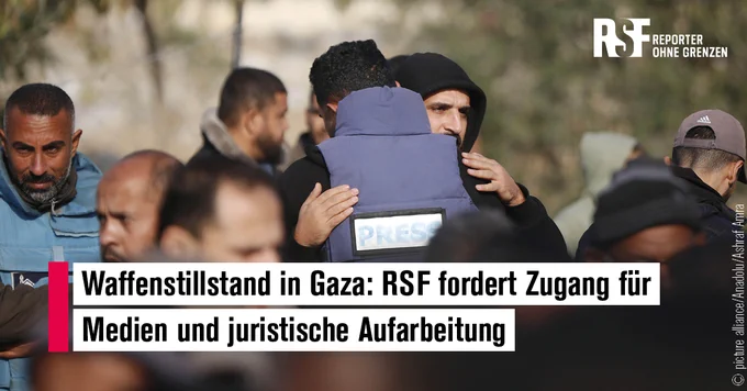 Zwei Pressemitarbeiter umarmen sich.