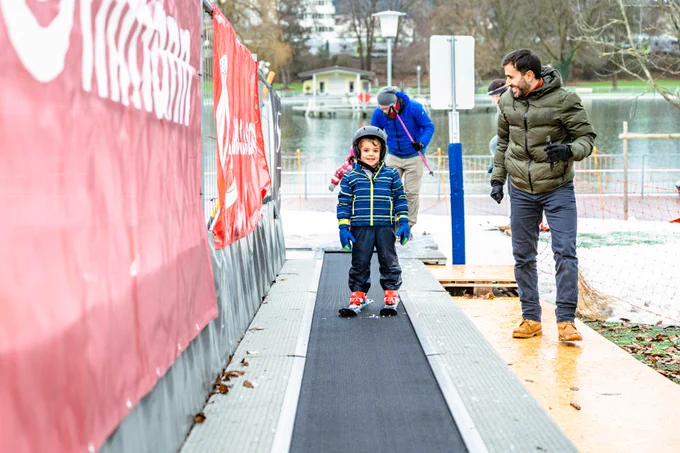Ein Kind auf dem Zauberteppich im Skigebiet Weyermannshaus (Bild: Sportamt der Stadt Bern / Susanne Goldschmid)