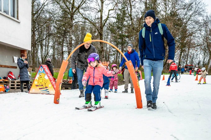 Kinder, Eltern und Skischule auf der Piste im Weyermannshaus (Bild: Sportamt der Stadt Bern / Susanne Goldschmid)