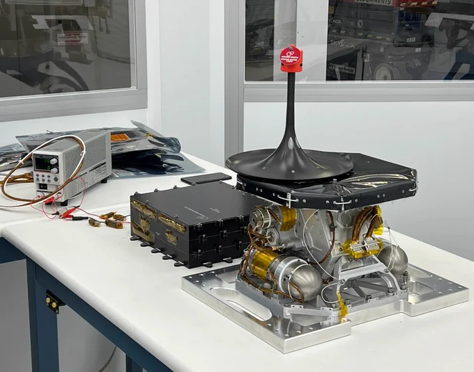 LISTER (Lunar Instrumentation for Subsurface Thermal Exploration with Rapidity) ist eine von zehn Nutzlasten, die im Rahmen der CLPS-Initiative (Commercial Lunar Payload Services) der NASA mit der nächsten Mission geflogen werden. Das Instrument ist mit einem Bohrsystem und einer Wärmesonde ausgestattet, die in die Mondoberfläche eindringen sollen.

Bildcredit: Firefly Aerospace