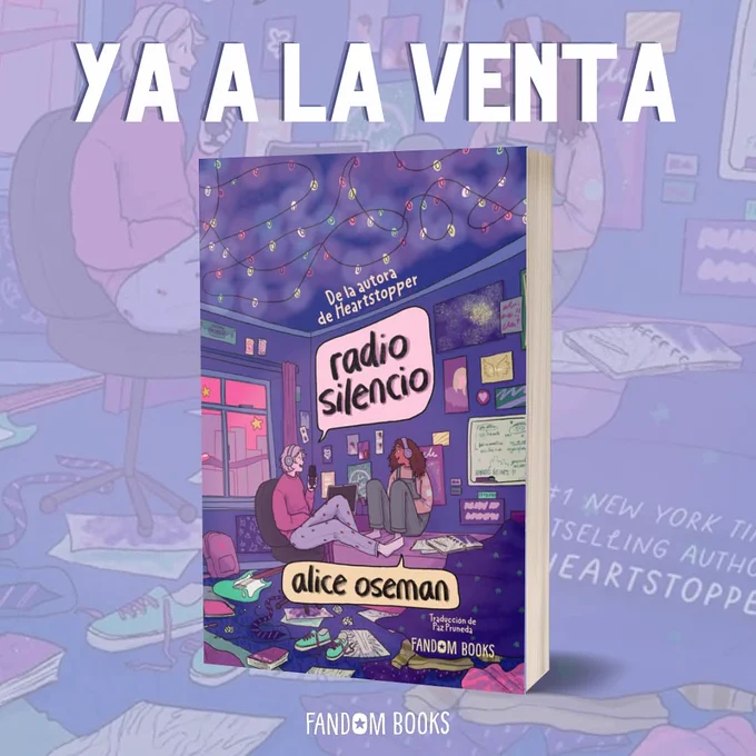 

Inicio
Buscar
Notificaciones
Chat
Feeds
Listas
Perfil
Ajustes

Nuevo post
Buscar
Discover
Following
Más feeds
Comentarios • Privacidad • Condiciones • Ayuda

Cubierta de Radio Silencio de Alice Oseman, autora de Heartstopper. Edición de Fandom Books, traducida por Paz Pruneda.
Dos adolescentes, un chico blanco y rubio y una chica negra de pelo castaño rizado, están sentados sobre una cama, con cascos los puestos, charlando animadamente ante un micrófono. La habitación, decorada en tonos morados, está desordenada. Destacan una guitarra, ropa y papeles por el suelo, un poster de una ciudad con rascacielos y estrellas y una pizarra con anotaciones misteriosas. En el techo, una ristra de luces de navidad de colores alumbra la escena. 
Cubierta de Radio Silencio de Alice Oseman, autora de Heartstopper. Edición de Fandom Books, traducida por Paz Pruneda.
Dos adolescentes, un chico blanco y rubio y una chica negra de pelo castaño rizado, están sentados sobre una cama, con cascos los puestos