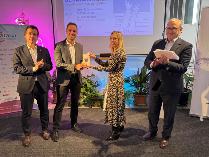 La consejera Fanlo hace entrega del premio CIO del año a Sergio Taboada junto al consejero Irujo y a Miguel Ángel Latasa, presidente de ATANA.