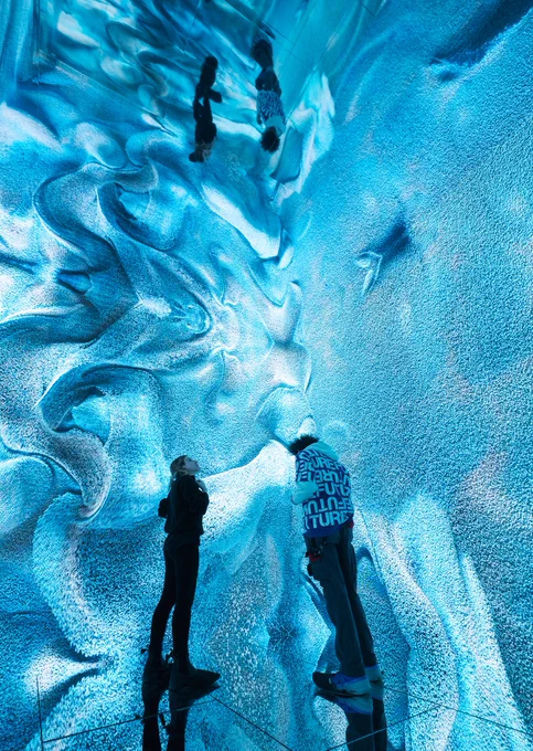 Zwei Personen im digitalen Kunstwerk "Glacier Dreams" von Refik Anadol. (Bild: Franca Candrian, Kunshaus Zürich)