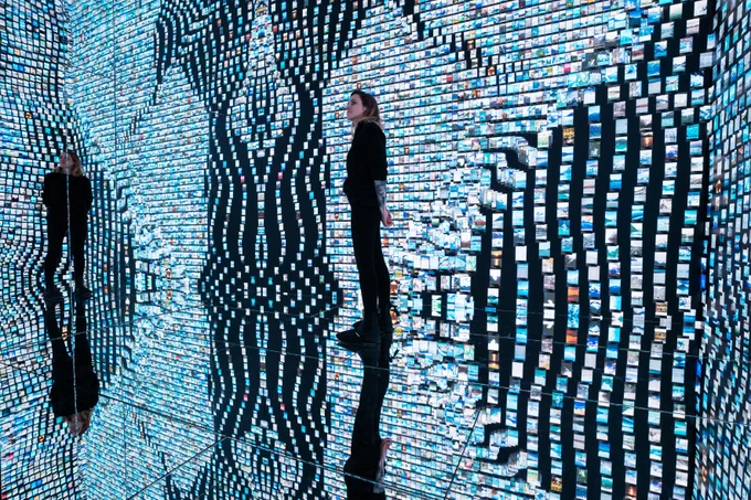 Eine Person im digitalen Kunstwerk "Glacier Dreams" von Refik Anadol. (Bild: Franca Candrian, Kunshaus Zürich)