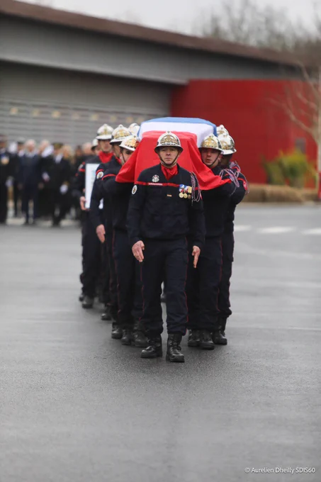 Les sapeurs-pompiers portant le cercueil 