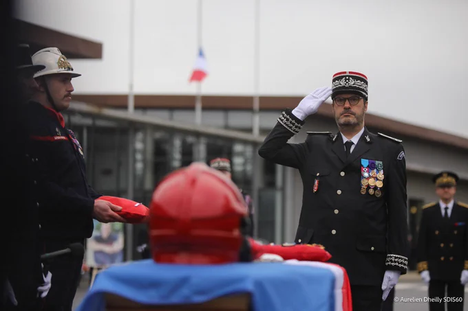 Le DGSCGC salue le cercueil du sapeur-pompier mort en service 
