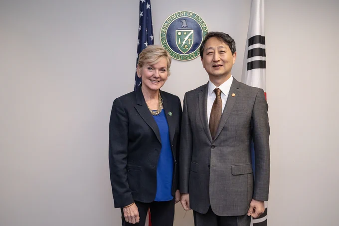 Left to right: U.S. Energy Secretary Jennifer Granholm and Minister of Trade, Industry and Energy Ahn Duk-geun