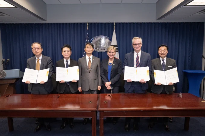 Left to right: Deputy Minister of Foreign Affairs, Kweon Ki Hwan; Deputy Minister Lee Hohyeon; Minister of Trade, Industry and Energy Ahn Duk-geun; U.S. Energy Secretary Jennifer Granholm; Assistant Secretary, Office of International Affairs at DOE, Andrew Light; Assistant Secretary, Bureau for International Security and Nonproliferation (ISN), Eliot Kang