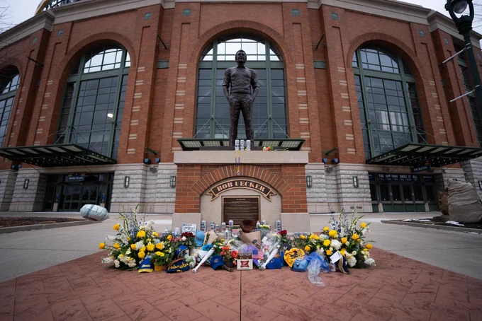 Uecker statue with flowers