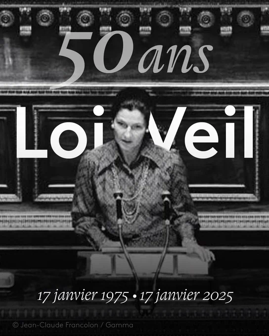 Photographie de Simone Veil au perchoir de l’Assemblée nationale lors du débat sur la légalisation de l'IVG, en 1974.

Avec les inscriptions suivantes : « 50 ans Loi Veil », « 17 janvier 1975 • 17 janvier 2025 »

(© Jean-Claude Francolon)