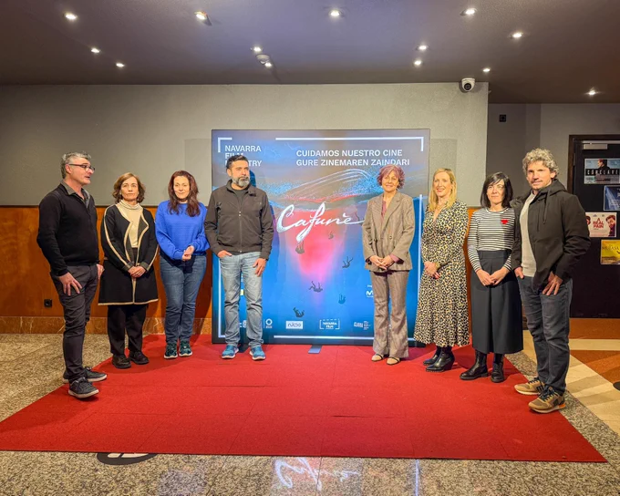 La consejera Fanlo y la consejera Esnaola, en el estreno junto a los directores del cortometraje 'Cafunè',  Lorena Ares y Carlos Fernández de Vigo; y representantes del Clúster Audiovisual de Navarra.