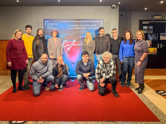 La consejera Fanlo y la consejera Esnaola, en el estreno junto a los directores del cortometraje 'Cafunè',  Lorena Ares y Carlos Fernández de Vigo; y representantes del Clúster Audiovisual de Navarra.