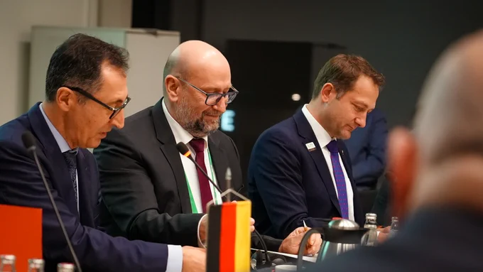 Cem Özdemir, Boban Ilic und Christoph Hansen in der Sitzung.