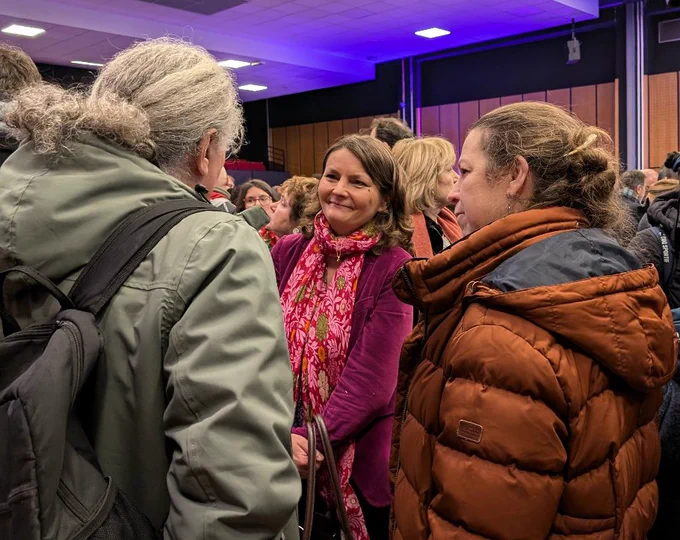 Eva Sas discute avec des habitant.e.s lors des voeux de la mairie du 12e