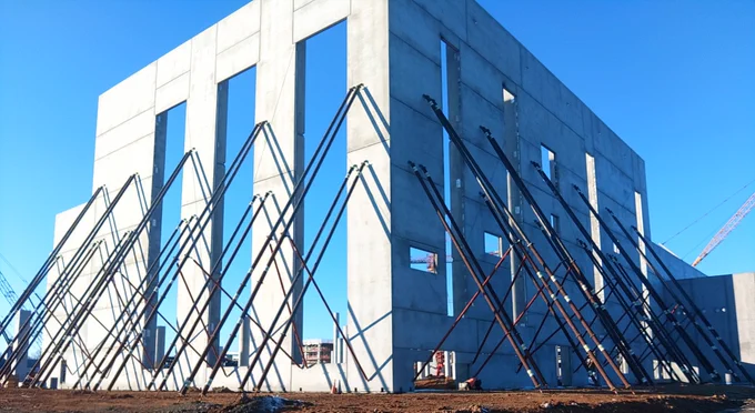 The Modular Braces are bracing each concrete member to the ground. The largest Modular Braces of 72' are bolted together shorter members, for example 52'   10'   10'. Bolting together Modular Braces maintains the capacity and allows for a more flexible fleet of braces. The "knee-braces" in the picture are Pipe Braces that provide stabilization and maintain the capacity of the Modular Braces. 