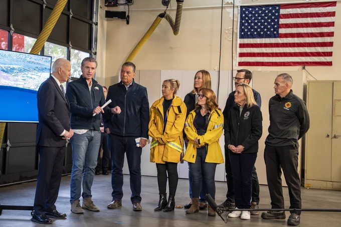 Governor Newsom stands with President Biden, Senator Padilla, and others during a CAL FIRE briefing on the Palisades Fire.