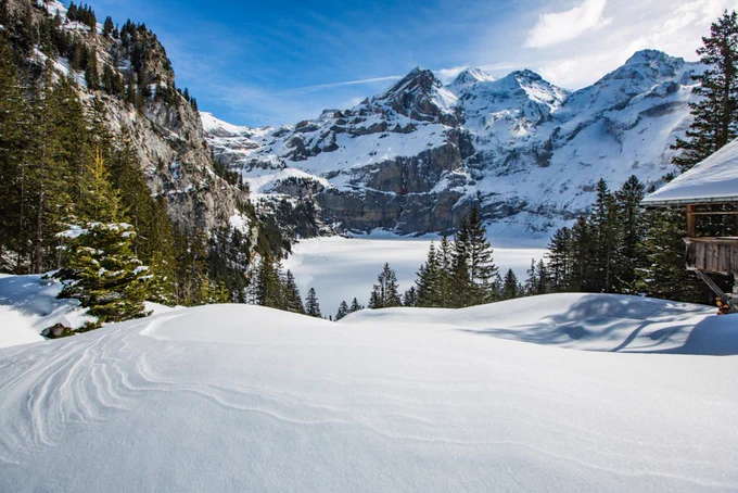 Blick auf den gefrorenen Oeschinensee (Bild: Tourismus Adelboden-Lenk-Kandersteg)