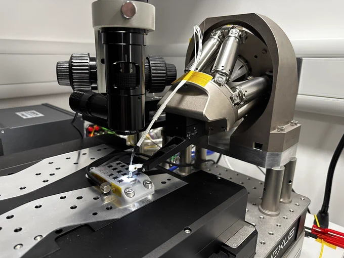 hexapod with nanopositioning for automatic testing for photonics integrated circuits